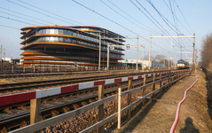 827145 Gezicht op de in aanbouw zijnde verkeersleidingspost van ProRail in de Cartesiusdriehoek te Utrecht, met rechts ...